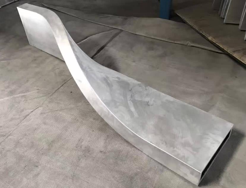 Panel de aluminio hiperboloide para formas aerodinámicas