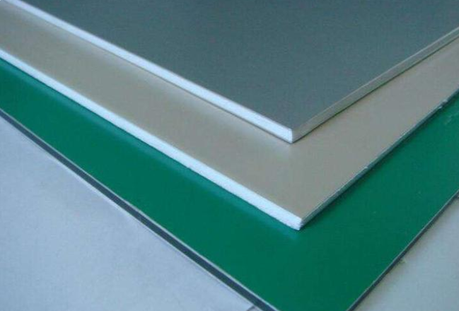 ¿Cuál es el rango de aplicación de los paneles compuestos de aluminio?