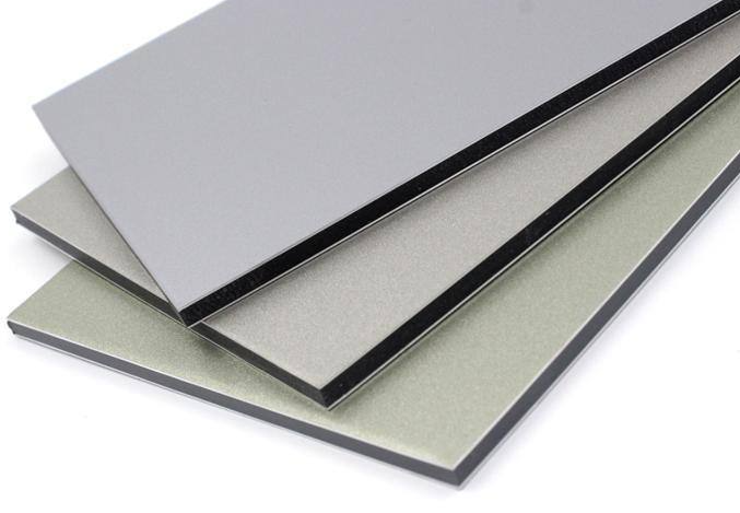 Inadecuación y avance del proceso de fabricación de placas compuestas de metal.