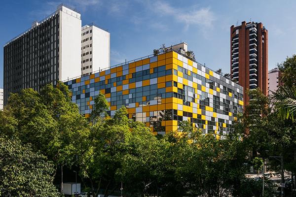 ¿Por qué se utilizan láminas ACP en estructuras de gran altura?