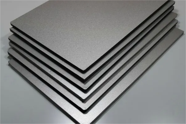 ¿Cuáles son los beneficios de los paneles compuestos de aluminio?