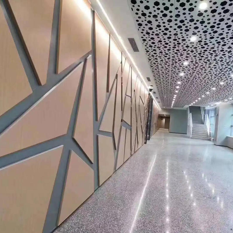 Chapa de aluminio en proceso de diseño y plegado de los siete billetes