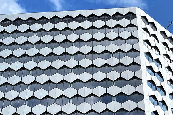 ¿Cuáles son las diferencias entre los paneles Honeycomb y los paneles compuestos de aluminio?