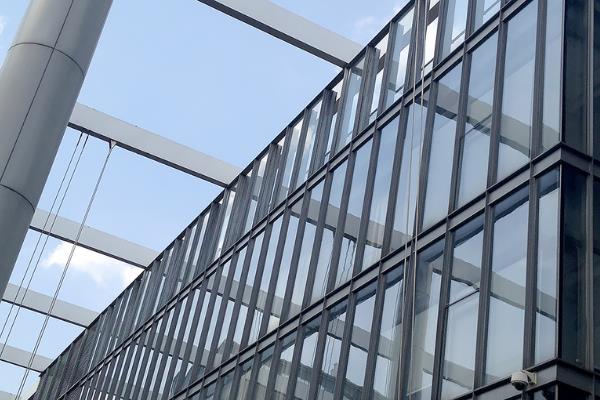 ¿Cuáles son las características de los muros cortina de aluminio?