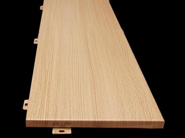 Comparación de chapa de aluminio con grano de madera y troncos de madera maciza